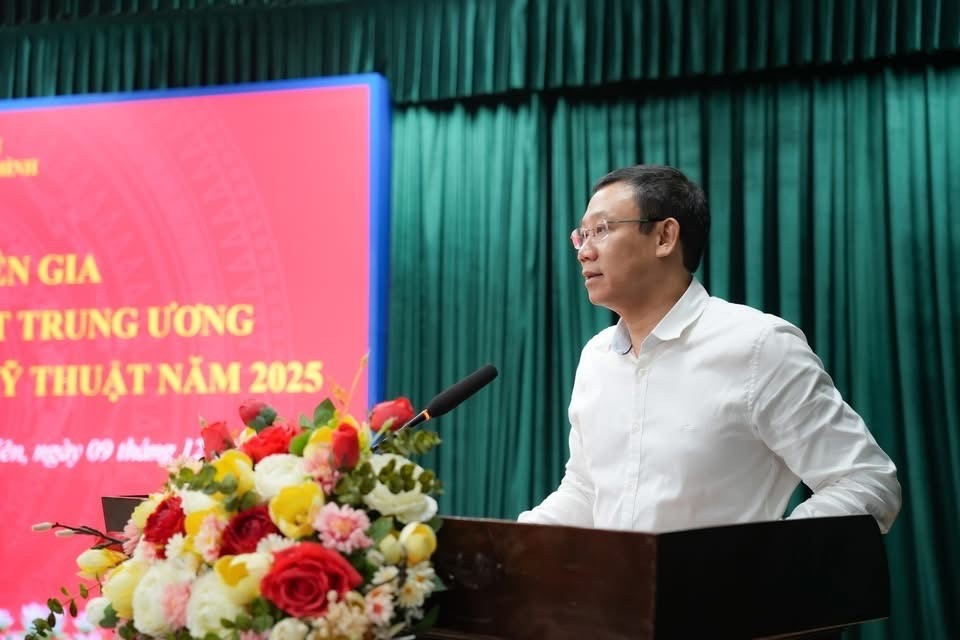 BSCKII. Hà Trung Kiên, Giám đốc Bệnh viện Đa khoa Thái Bình phát biểu tại buổi làm việc